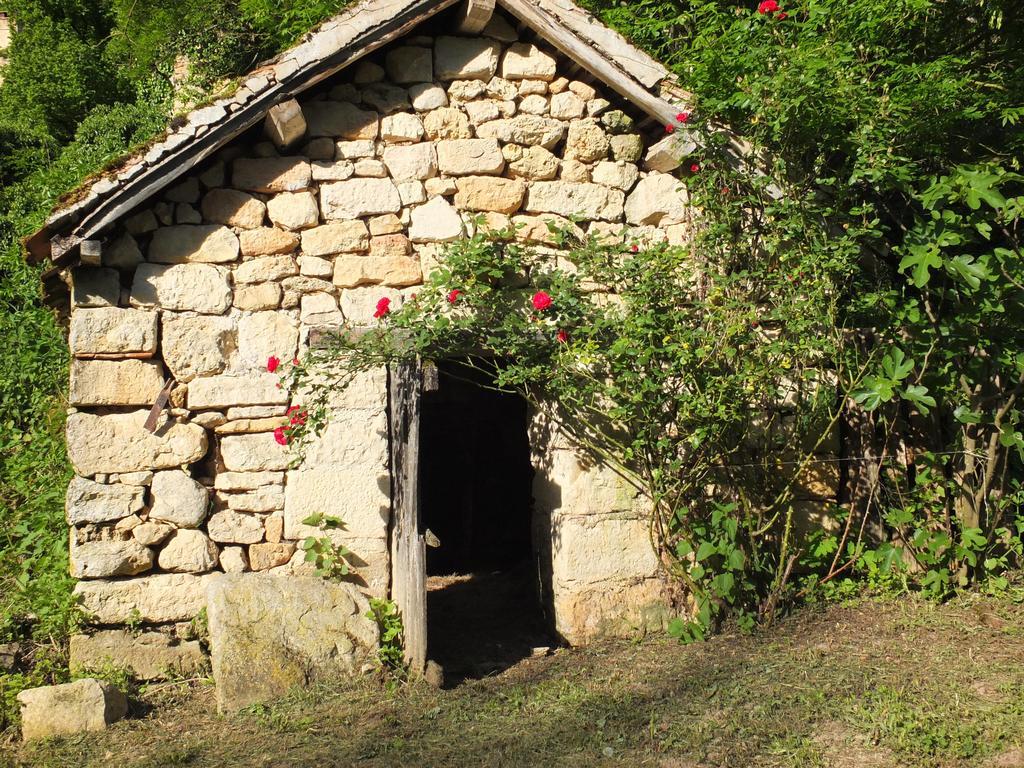 Gite Et Chambres D'Hotes - Sur Le Chemin Des Sens Azerat Exterior foto